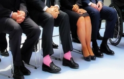 ΝΕΑ ΕΙΔΗΣΕΙΣ (O υπουργός με τις ροζ κάλτσες… (ΦΩΤΟ))