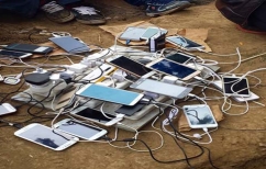 ΝΕΑ ΕΙΔΗΣΕΙΣ (Έτσι φορτίζουν οι πρόσφυγες τα κινητά τους (φωτο))