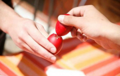 ΝΕΑ ΕΙΔΗΣΕΙΣ (Γιατί τσουγκρίζουμε αυγά το Πάσχα;)