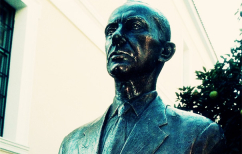 ΝΕΑ ΕΙΔΗΣΕΙΣ (Έκλεψαν τις προτομές από το Πνευματικό Κέντρο του Δήμου Αθηναίων)