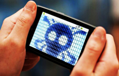 ΝΕΑ ΕΙΔΗΣΕΙΣ (Αυτοί είναι οι 7 τρόποι με τους οποίους κάνετε ζημιά στο κινητό σας)