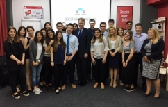 ΝΕΑ ΕΙΔΗΣΕΙΣ (Ένας πρέσβης που κάνει ποδήλατο και μια εταιρεία με πισίνα)