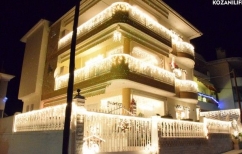ΝΕΑ ΕΙΔΗΣΕΙΣ (Κοζάνη:  «Άναψε» το πιο φωτεινό χριστουγεννιάτικο σπίτι και γίνεται ξανά viral [vid])