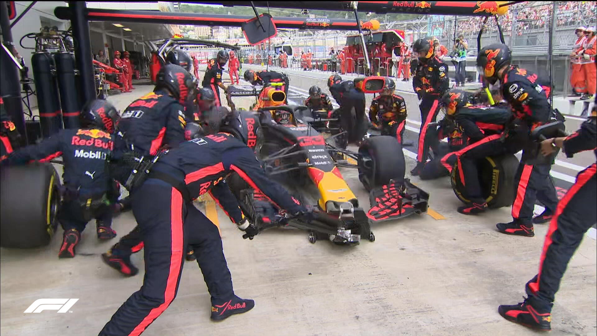 VERSTAPPEN PITS GP RUSSIA 18